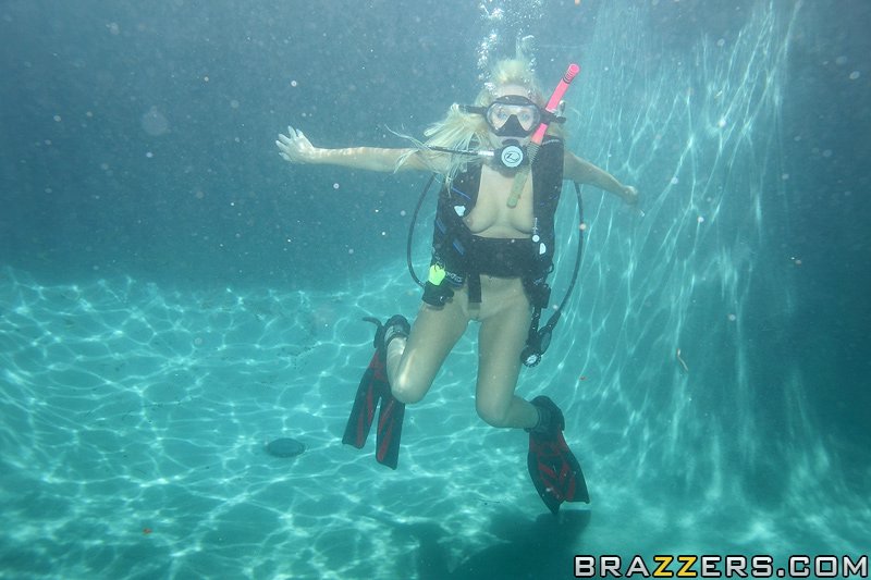 Angelina Ash fucking under water while scuba diving