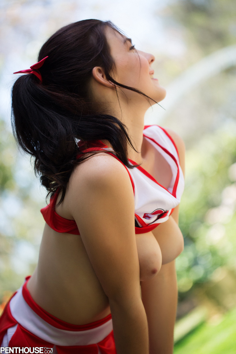 Jenna Reid sexy cheerleader strips nude in a public park