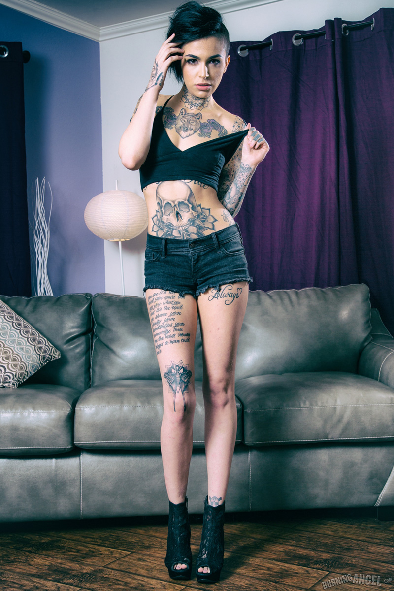 Leigh Raven exposes her inked body in the living room