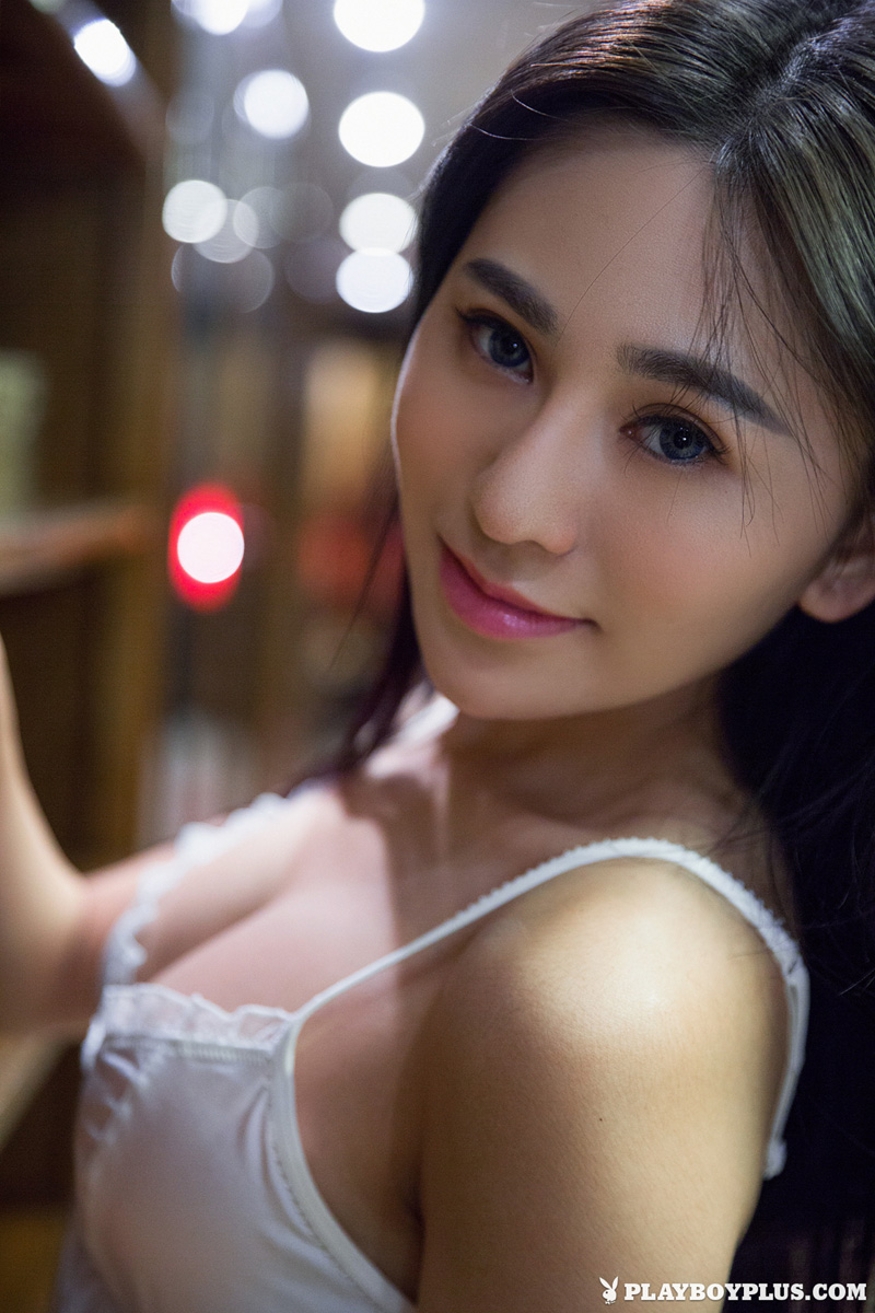 Wu Muxi exposes her perfect curves in the old library
