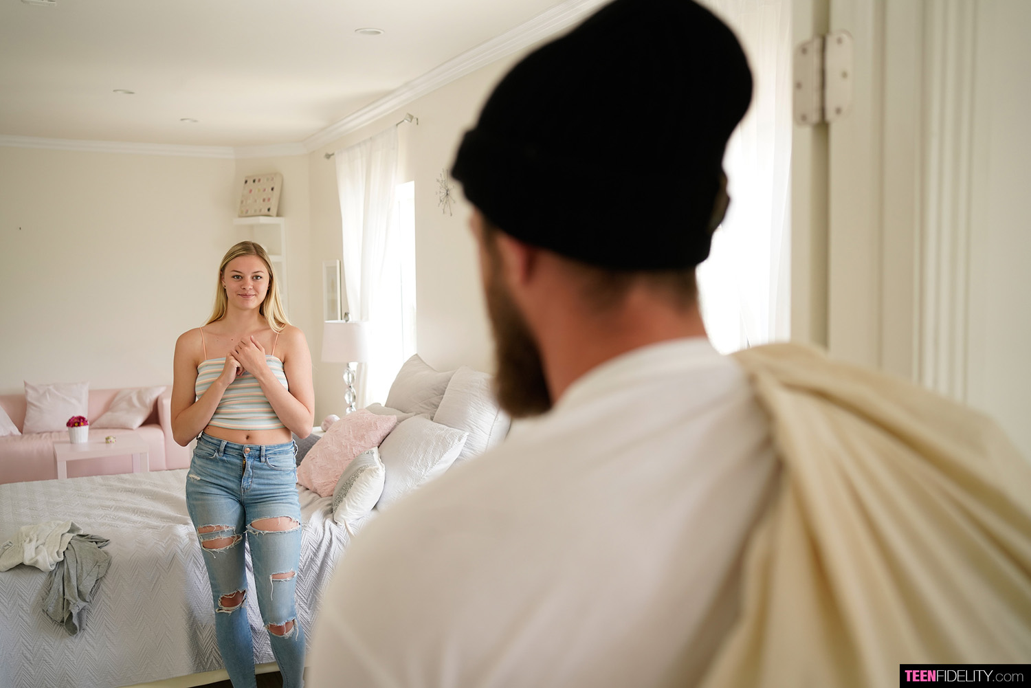 Amber Moore impatiently fucks her boyfriend who was just released from prison