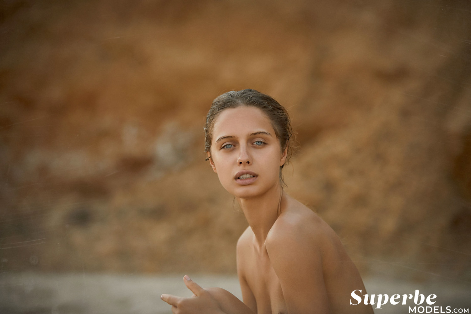 Amelie Lou strips nude in the blistering summer sun