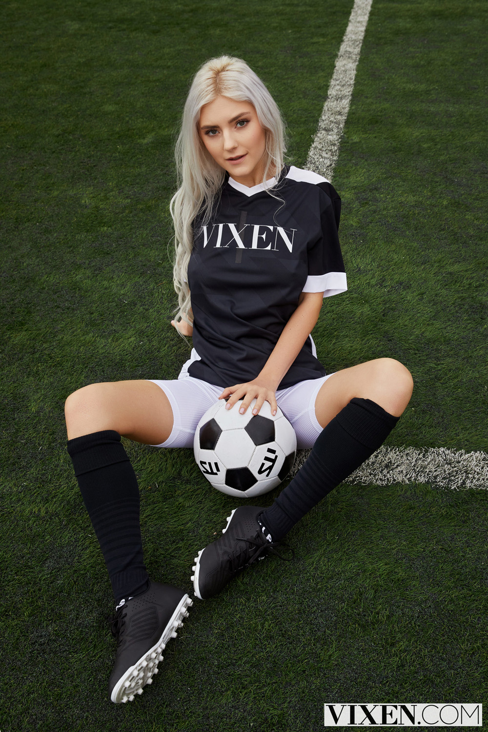 Eva Elfie succeeds to seduce her favorite soccer star