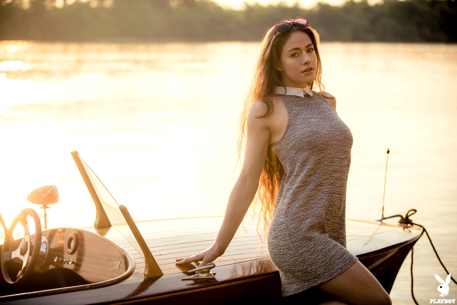 Joy Draiki unveils her stunning all-natural figure on a small speedboat