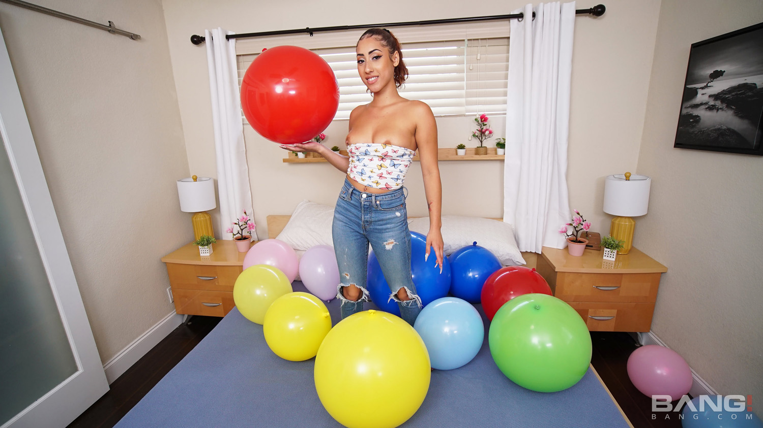 Kira Perez bangs her lover in the middle of inflated balloons