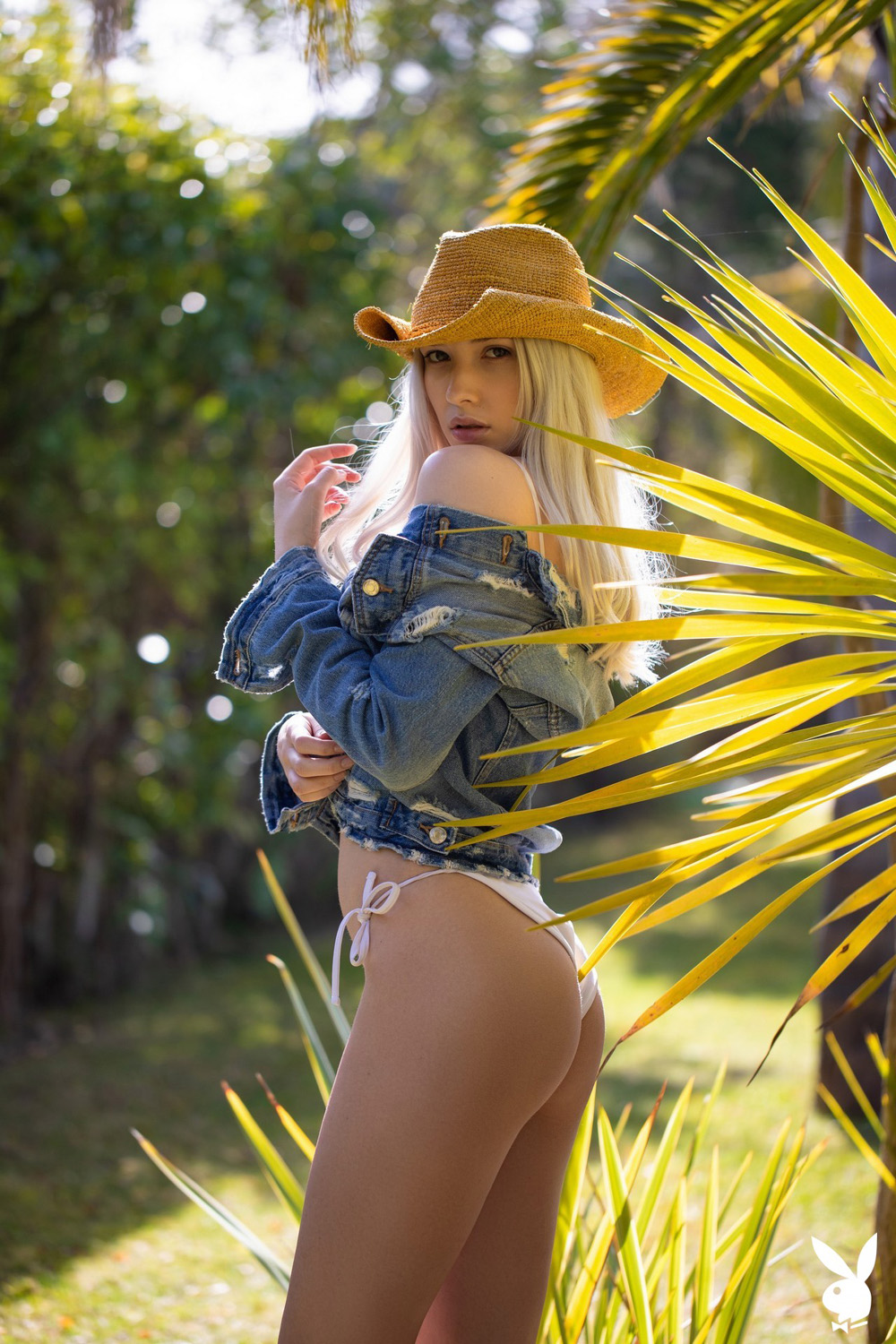 Monica Wasp exposes her perfect curves by the palm trees