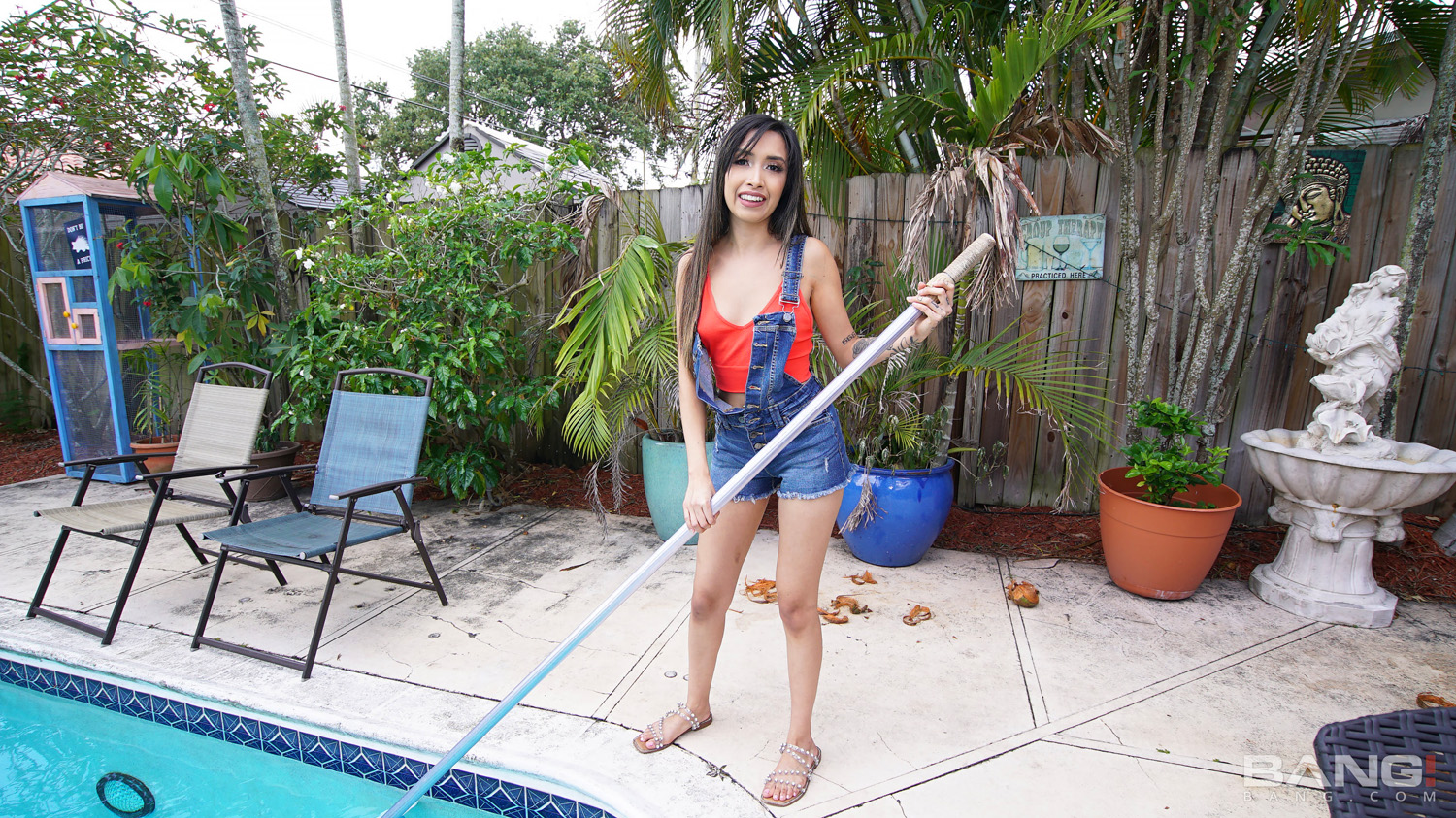 Paulina Ruiz bangs her client after cleaning his pool