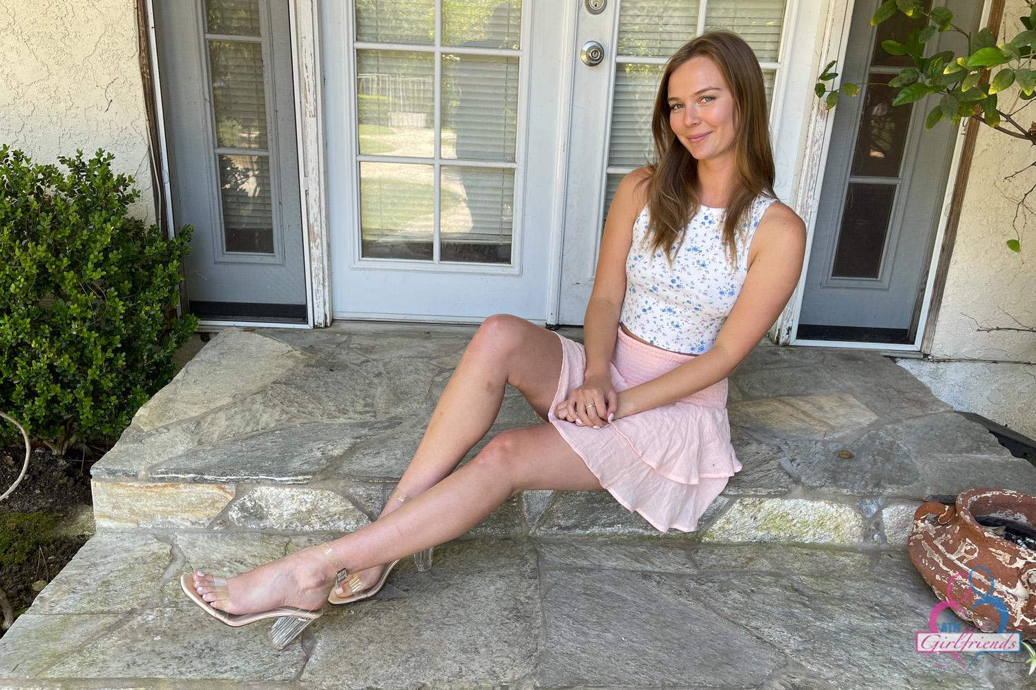 Stella Sedona unveils her sexy feet and pink pussy outdoors