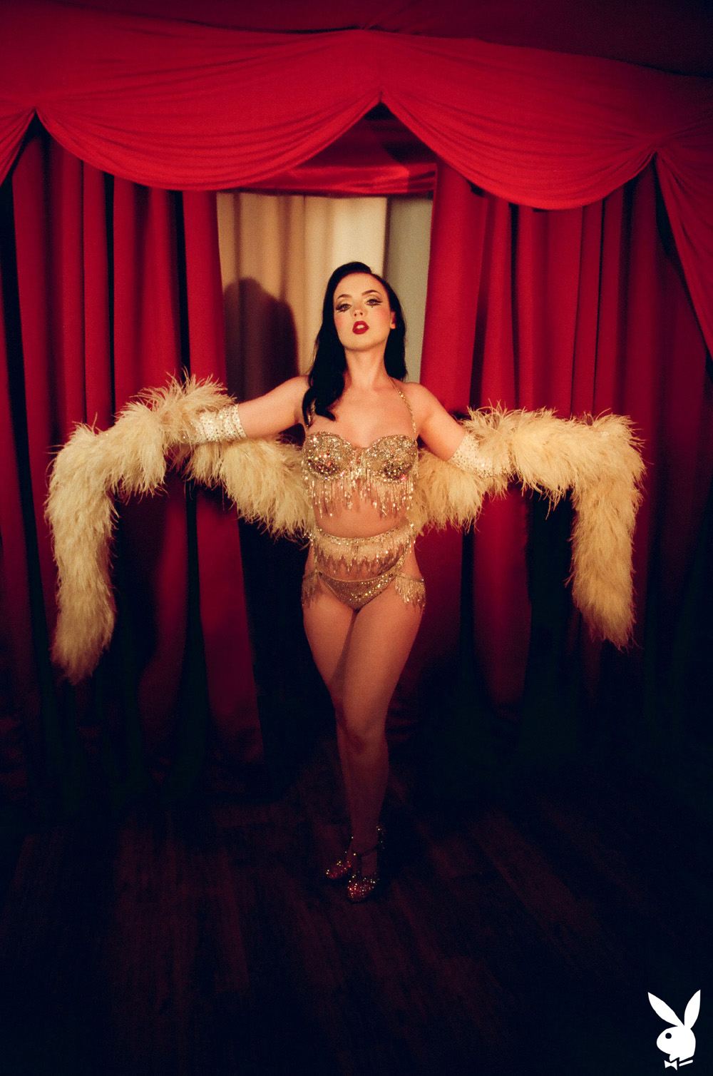 Toby Taylor burlesque dancer shows off her sexy curves on stage